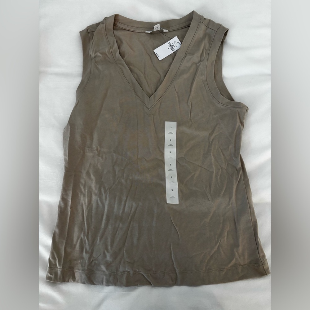 NWT banana republic sleeveless v-neck